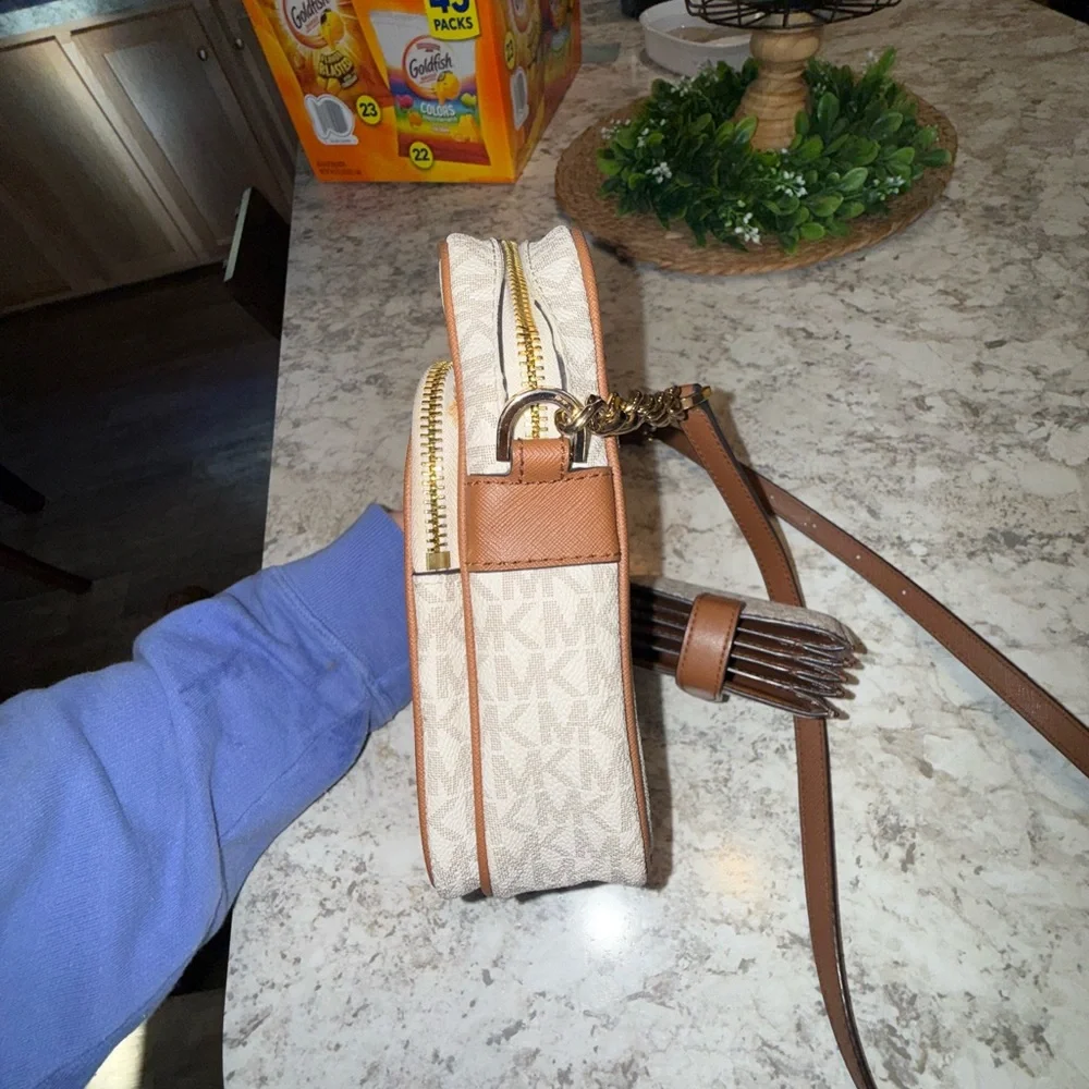Michael Kors crossbody with Cream and Tan Card Holder - Picture 5 of 16